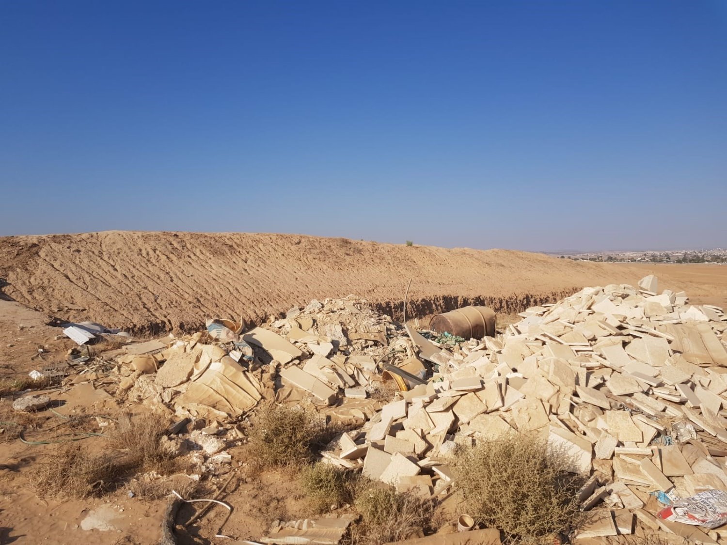 פסולת בניין פיראטית בשטח