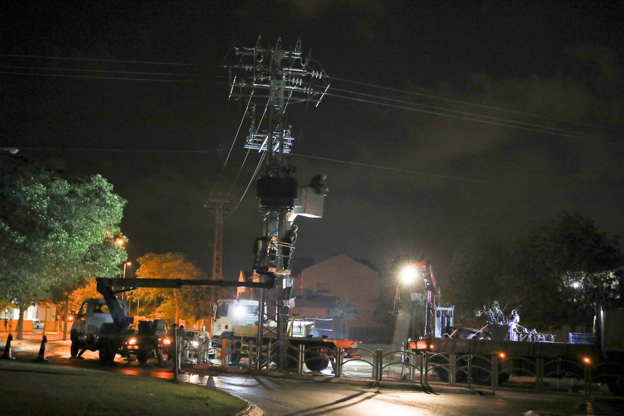 עובדי חברת חשמל בשכונת רמות לפנות בוקר | צילום: זאב דיקמן