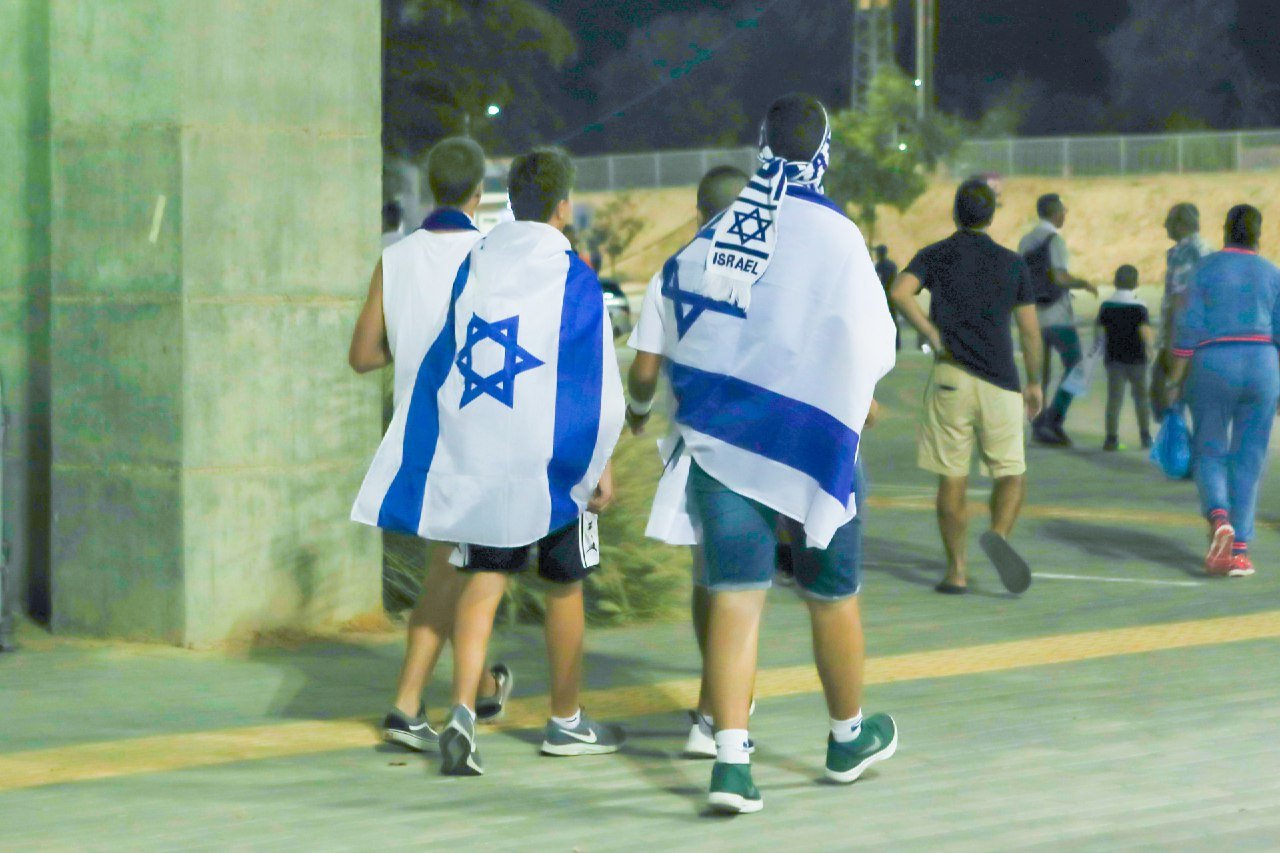 מתעטפים בדגל המדינה בכניסה לאצטדיון