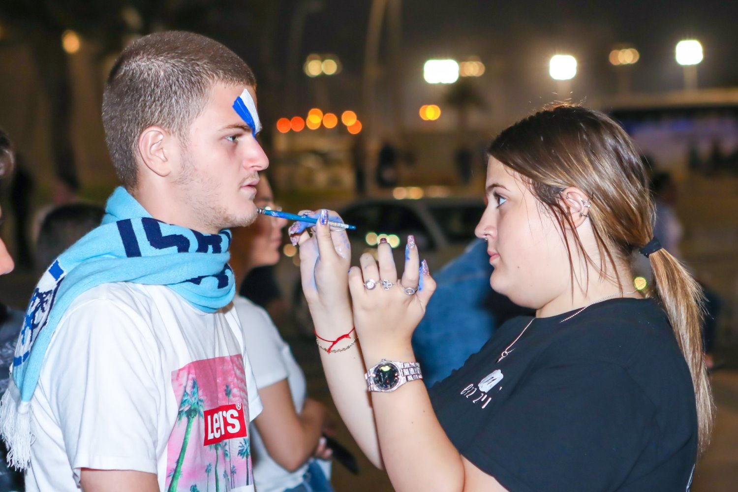 מתאפרים מחוץ לאצטדיון (צילום: זאב דיקמן)