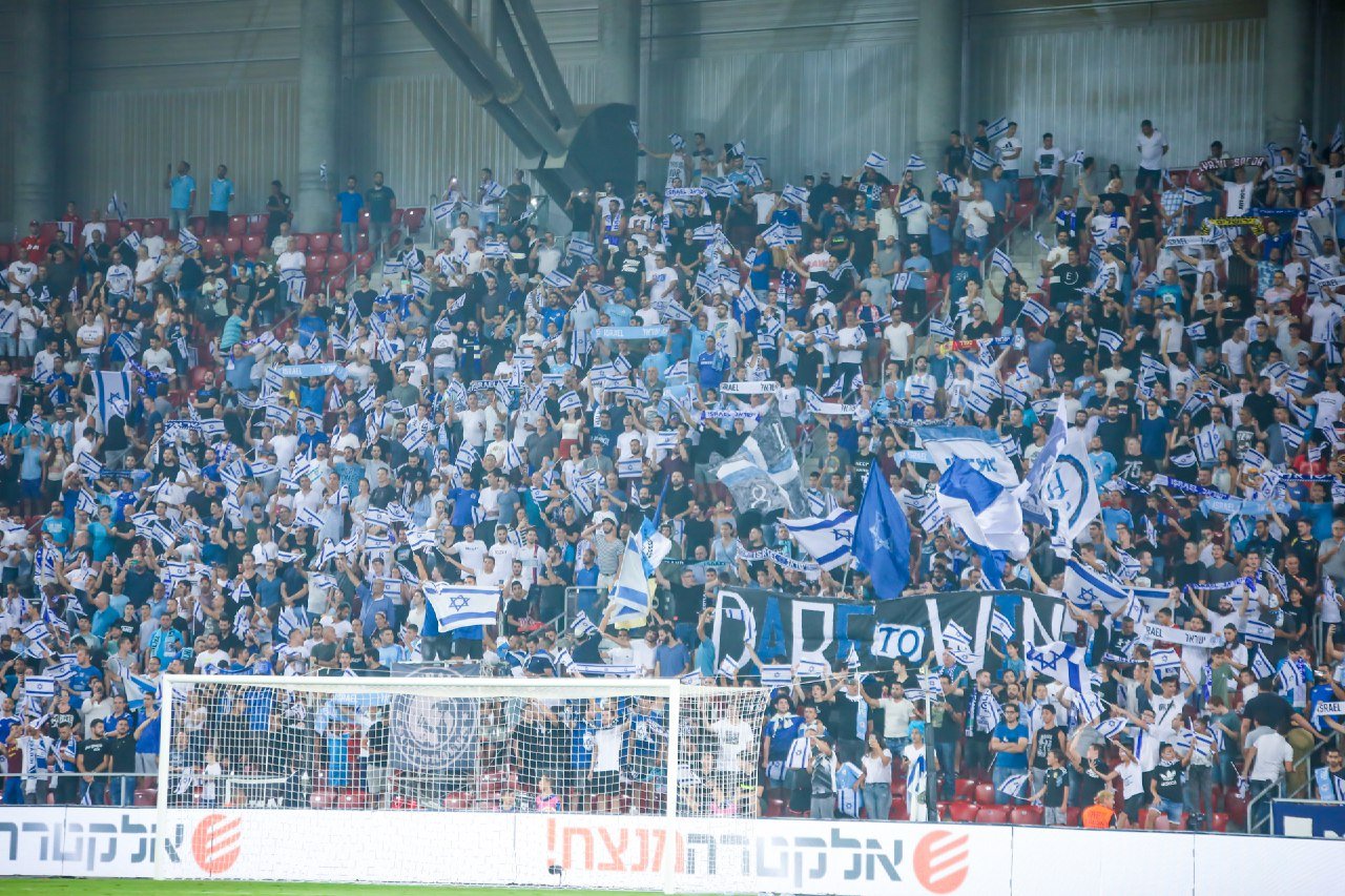 היציעים נצבעו בכחול לבן (צילום: זאב דיקמן)