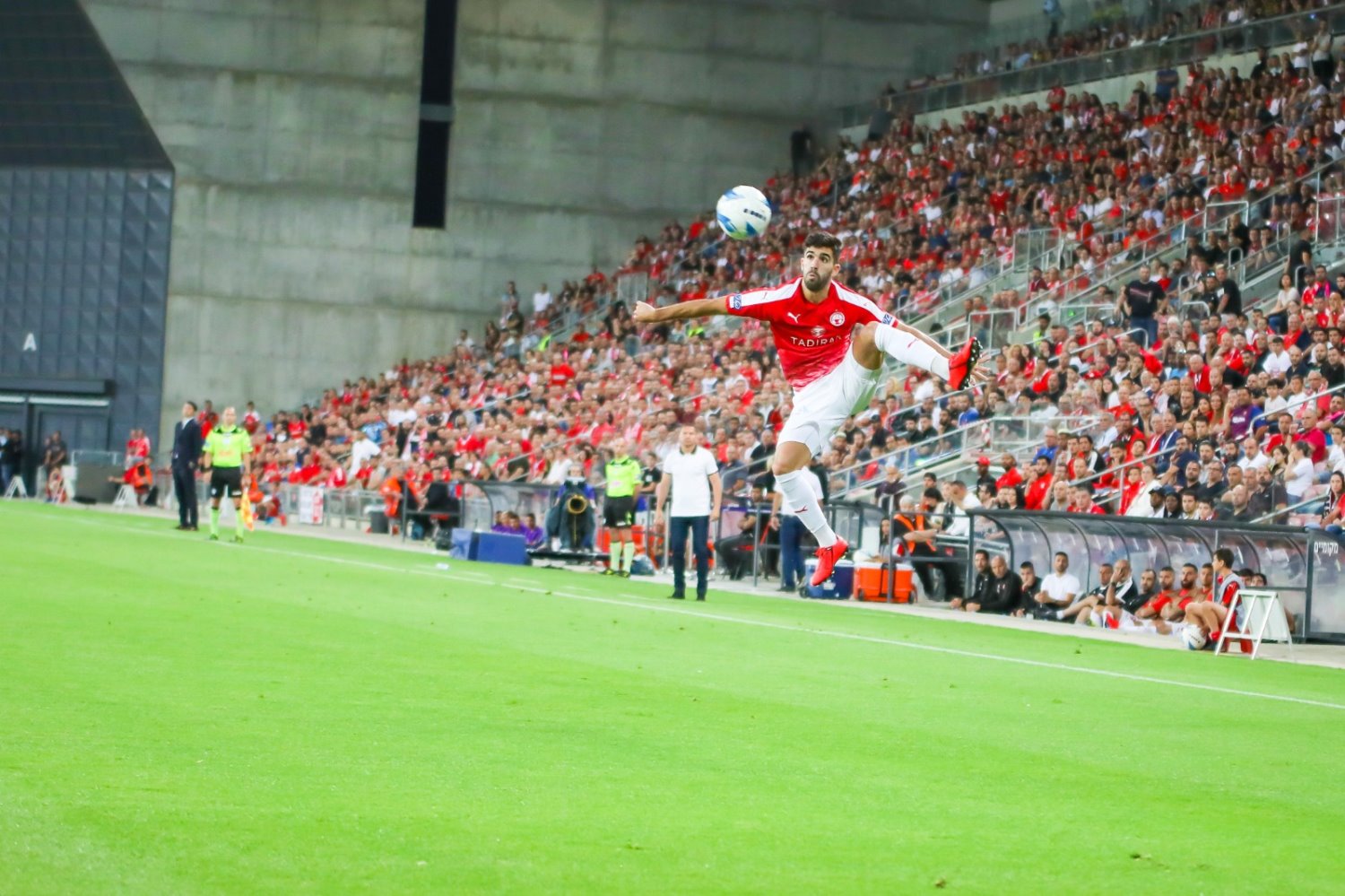 הצלה מהקו של אורן ביטון. צילום: זאב דיקמן