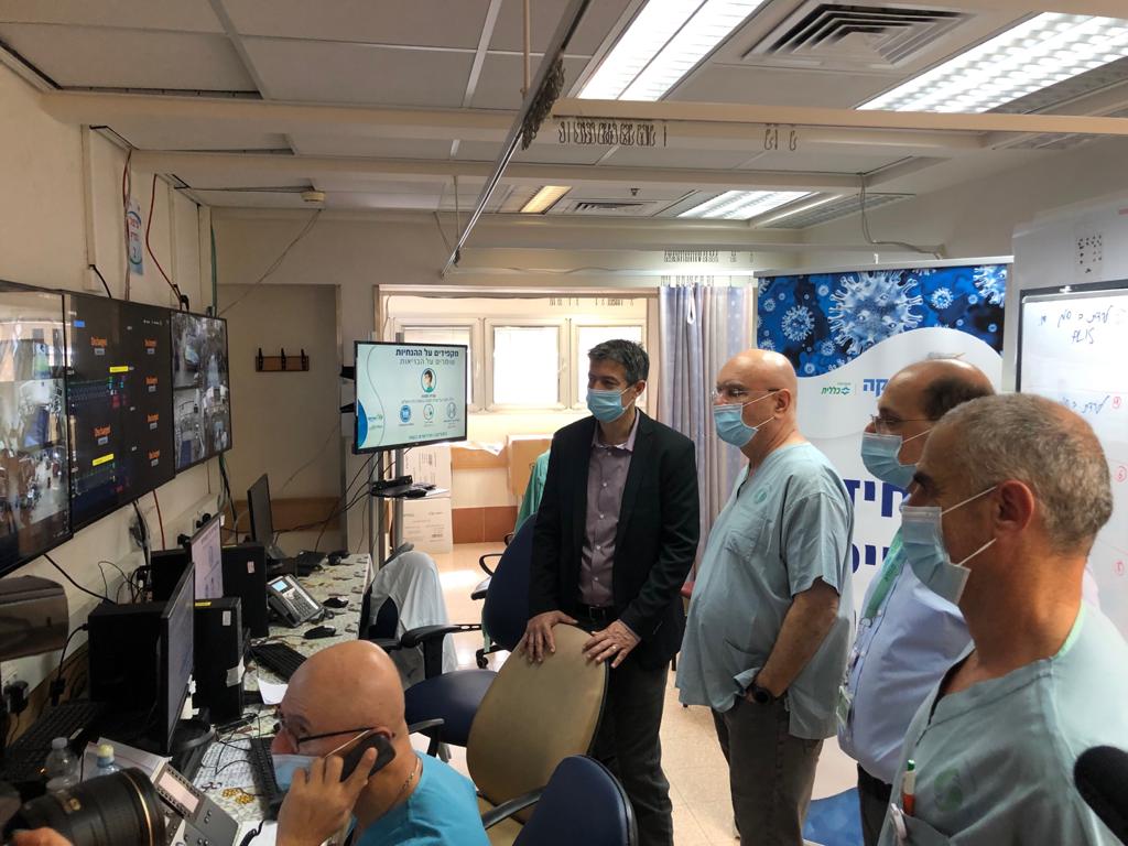 שר התקשורת יועז הנדל, בביקורו ביחידה לטיפול נמרץ קורונה בסורוקה