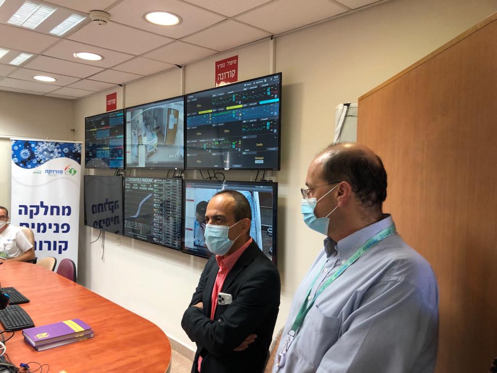 ד"ר שלומי קודש מנהל המרכז הרפואי סורוקה ופרופ' רוני גמזו 