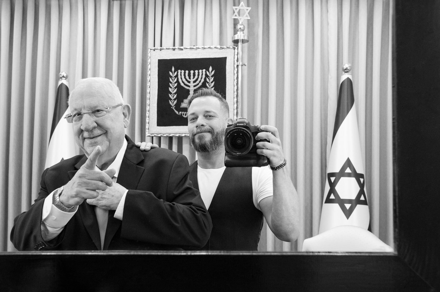 נשיא המדינה ראובן ריבלין עם הלום הקרב ליאור ניר, צלם ליאור ניר