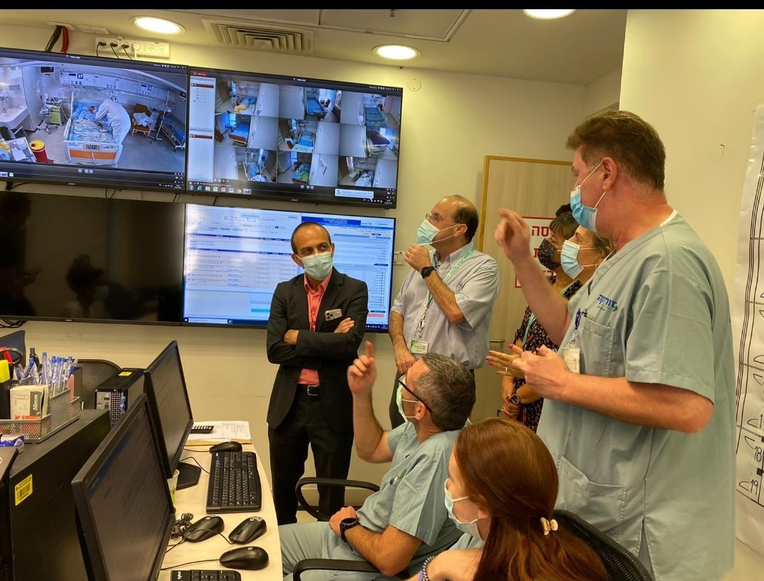 פרופ' רוני גמזו בביקורו במחלקת הקורונה בסורוקה