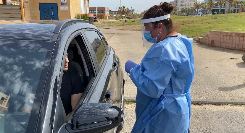 צוות כללית בעמדת בדיקות בחוף. ארכיון קורונה. צילום: אופיר לוי
