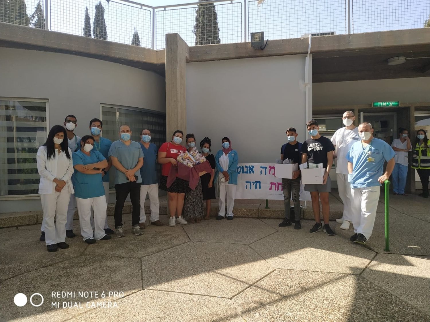 תלמידי אמית מקיף באר שבע, תורמים עציצים וכרטיסי ברכה לצוותים הרפואיים