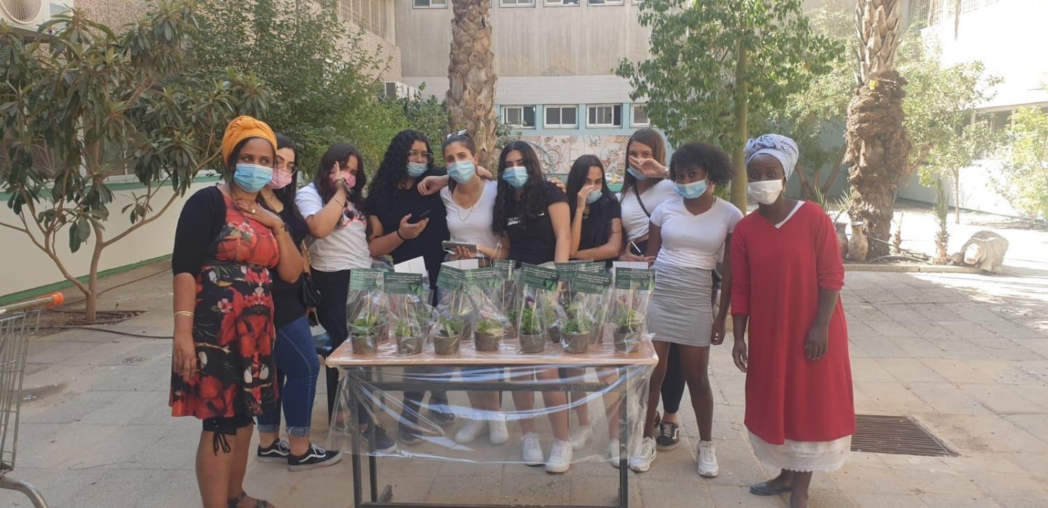 תלמידי אמית מקיף באר שבע, תורמים עציצים לצוותים הרפואיים