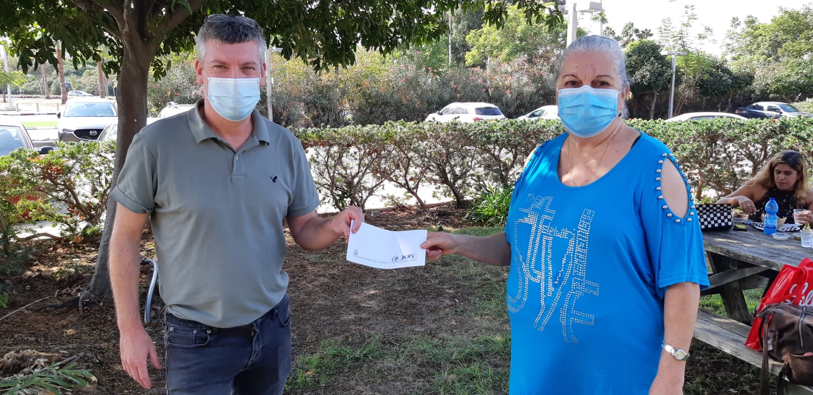 ליאור שטרסברג מנכ"ל מטב מעניק בונוס לשרה ניסימוב מטפלת סיעודית | צילום:עמותת מטב  