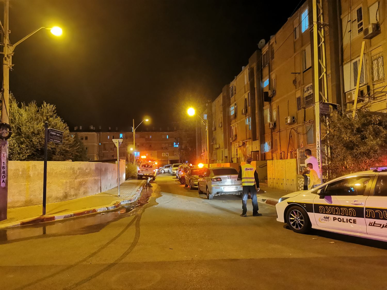 כוחות כבאות פועלים במקום צילום באר שבע נט