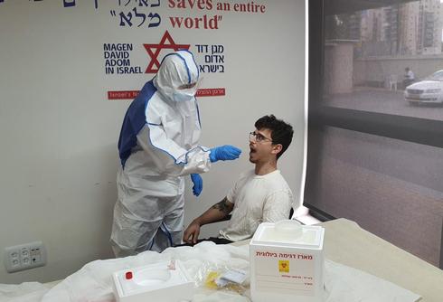 בדיקת קורונה | צילום: דוברות מד"א