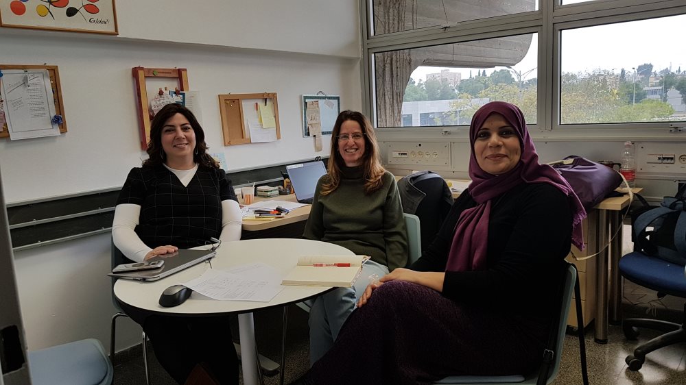 החוקרות פרופ' ארנה בראון לבינסון, ד"ר סארה אבו-כף וד"ר תהילה קלעג'י. צילום אוניברסיטת בן גוריון