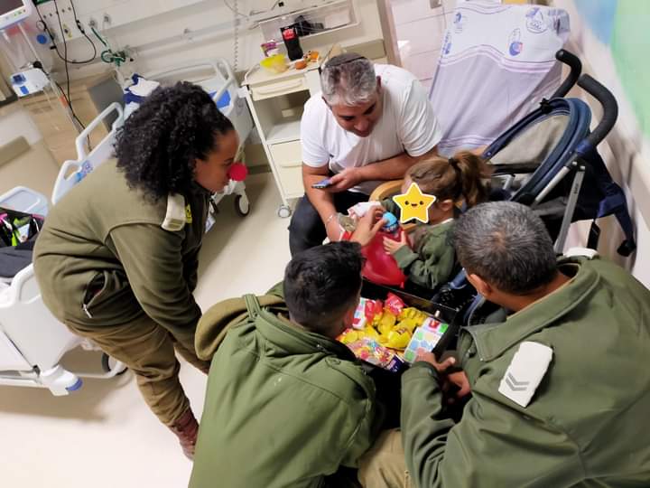 מתנדבי מיזם 'הסביבון של אורי'