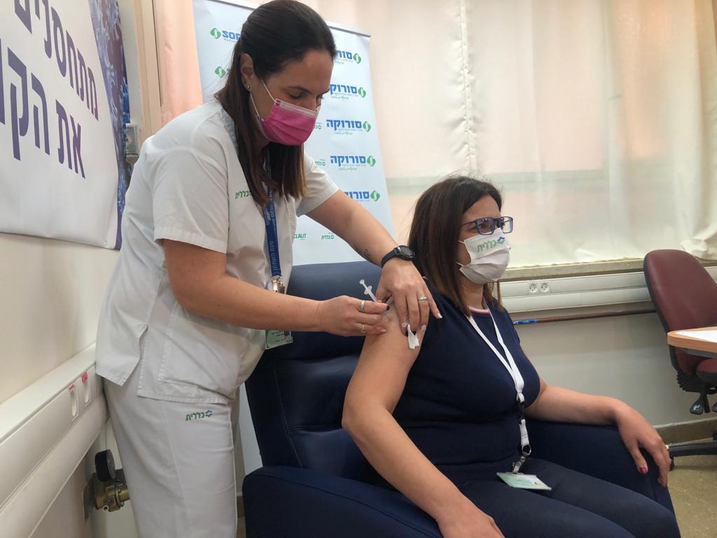 חדווה אמונה, מנהלת כללית מחוז דרום מתחסנת בסורוקה | צילום באדיבות סורוקה 