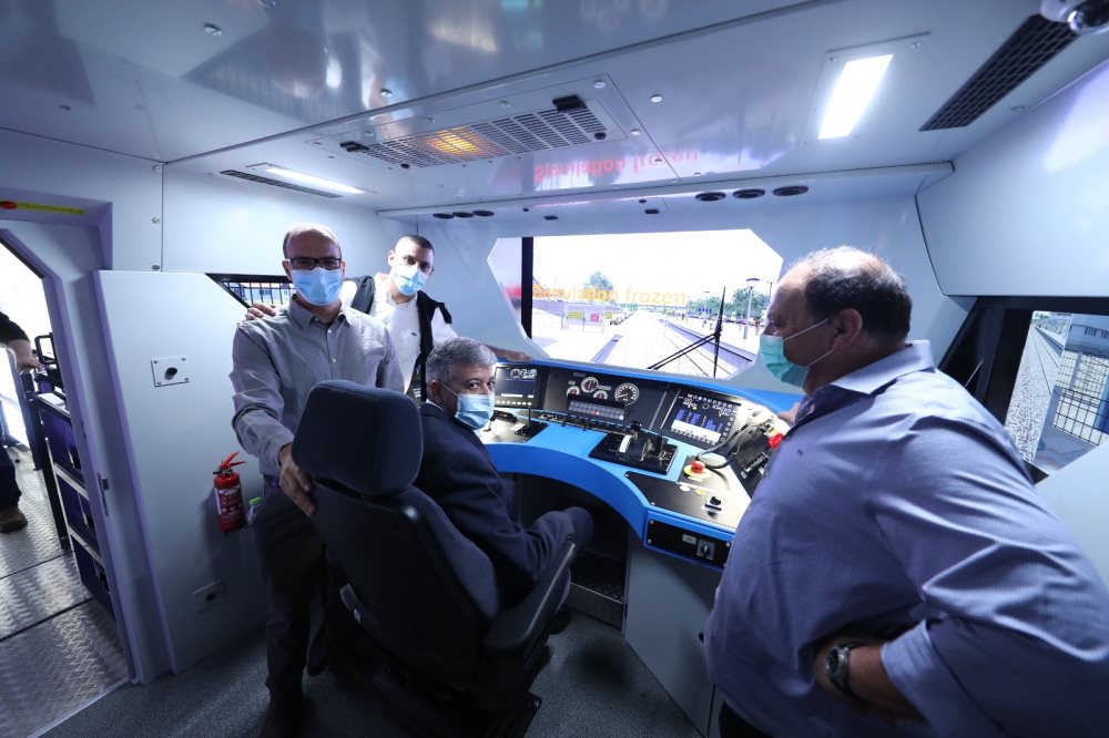 ראש עיריית אופקים איציק דנינו מתנסה בסימולטור | צילום באדיבות רכב ישראל 