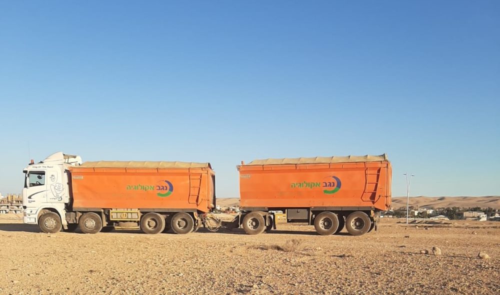 משאית קומפוסט של נגב אקולוגיה פורקת בחוות ניצן - קרדיט באדיבות חברת נגב אקולוגיה 