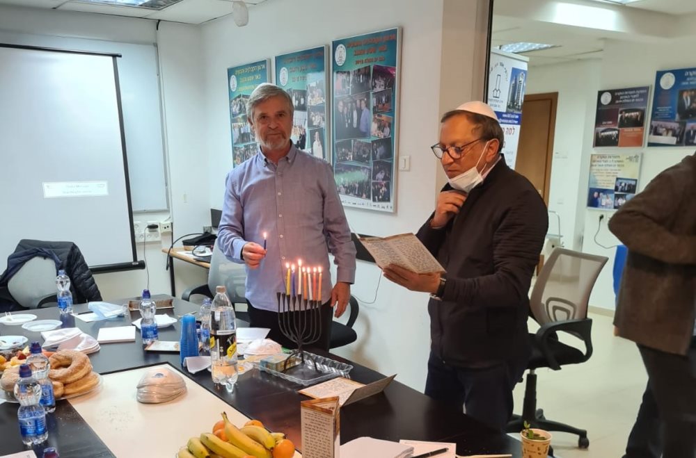 הדלקת נרות. יוסי דלויה וצביקה ליבנה. קרדיט- באדיבות ארגון הקבלנים בנגב