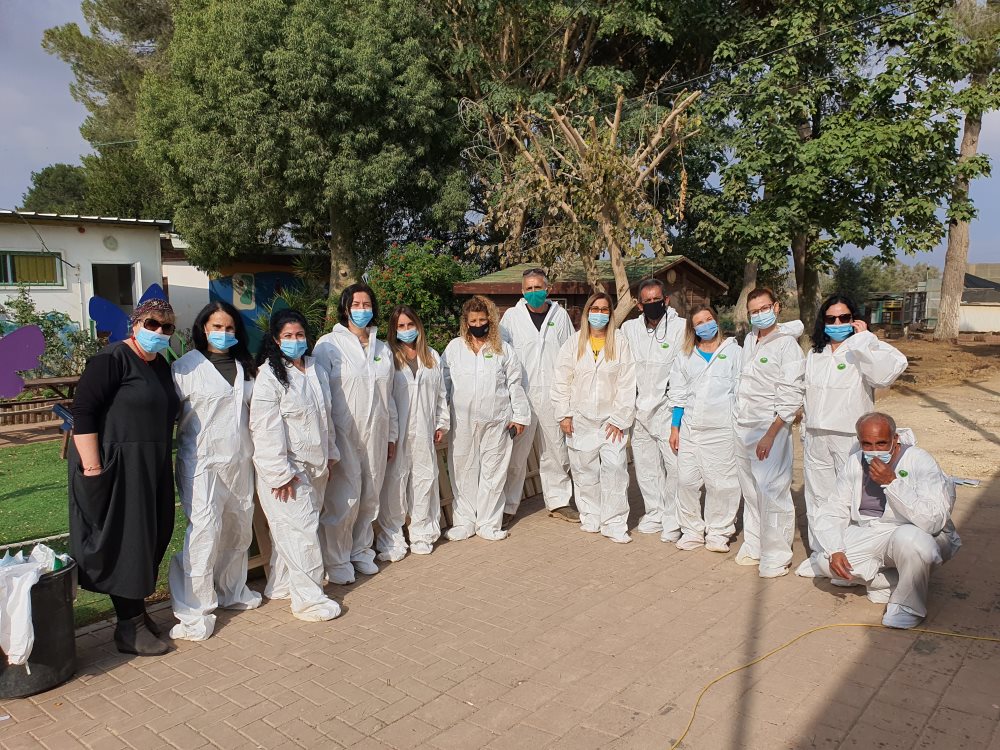 באדיבות אדמה מכתשים