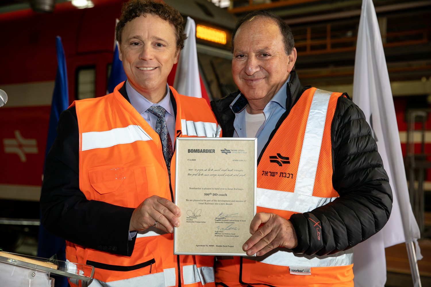 מיכה מייקסנר מנכ"ל רכבת ישראל, דני די פרנה נשיא בומברדייה טרנספורטיישן. צילום: אייל טואג