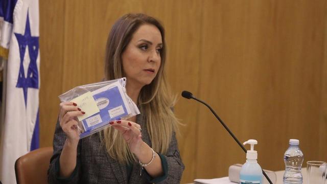מנכ"לית ועדת הבחירות מציגה את ערכת ההצבעה למבודדים צילום באדיבות ועידת הבחירות