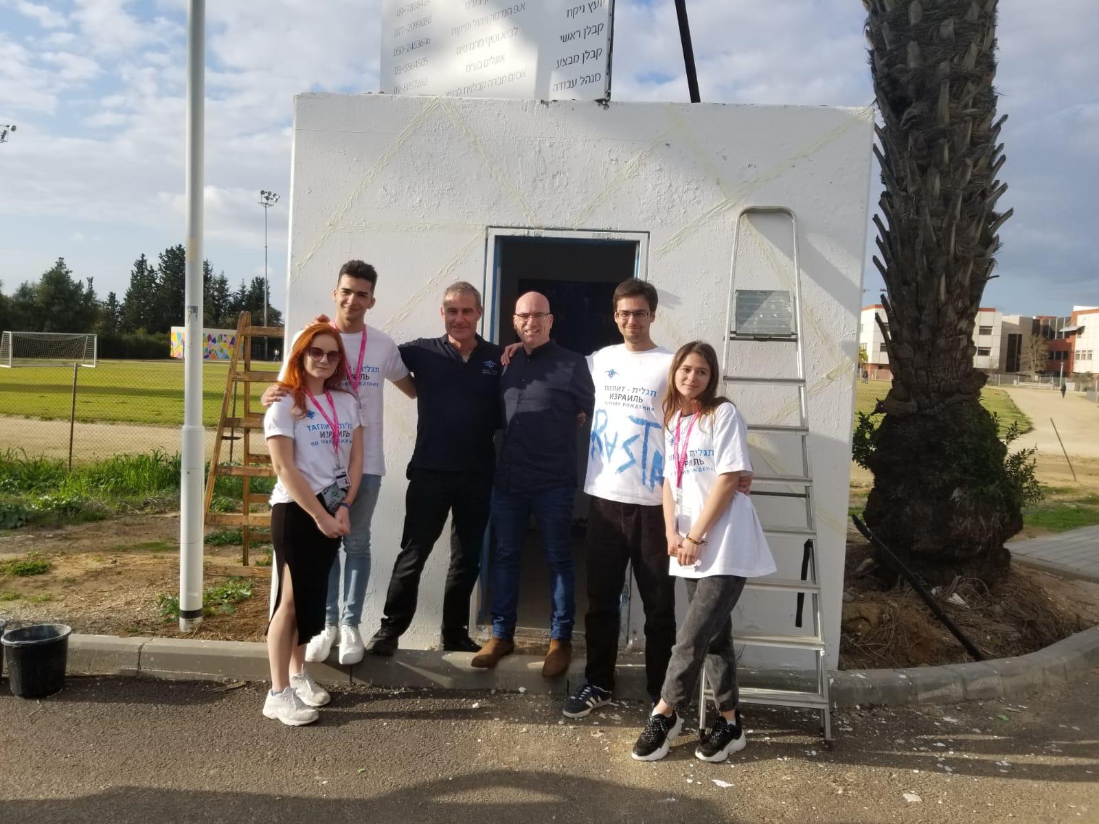 מנכ"ל תגלית גידי מרק עם ראש מועצת שער הנגב אופיר ליבשטיין ומשתתפי תגלית. קרדיט: אסתר אברמוביץ' 