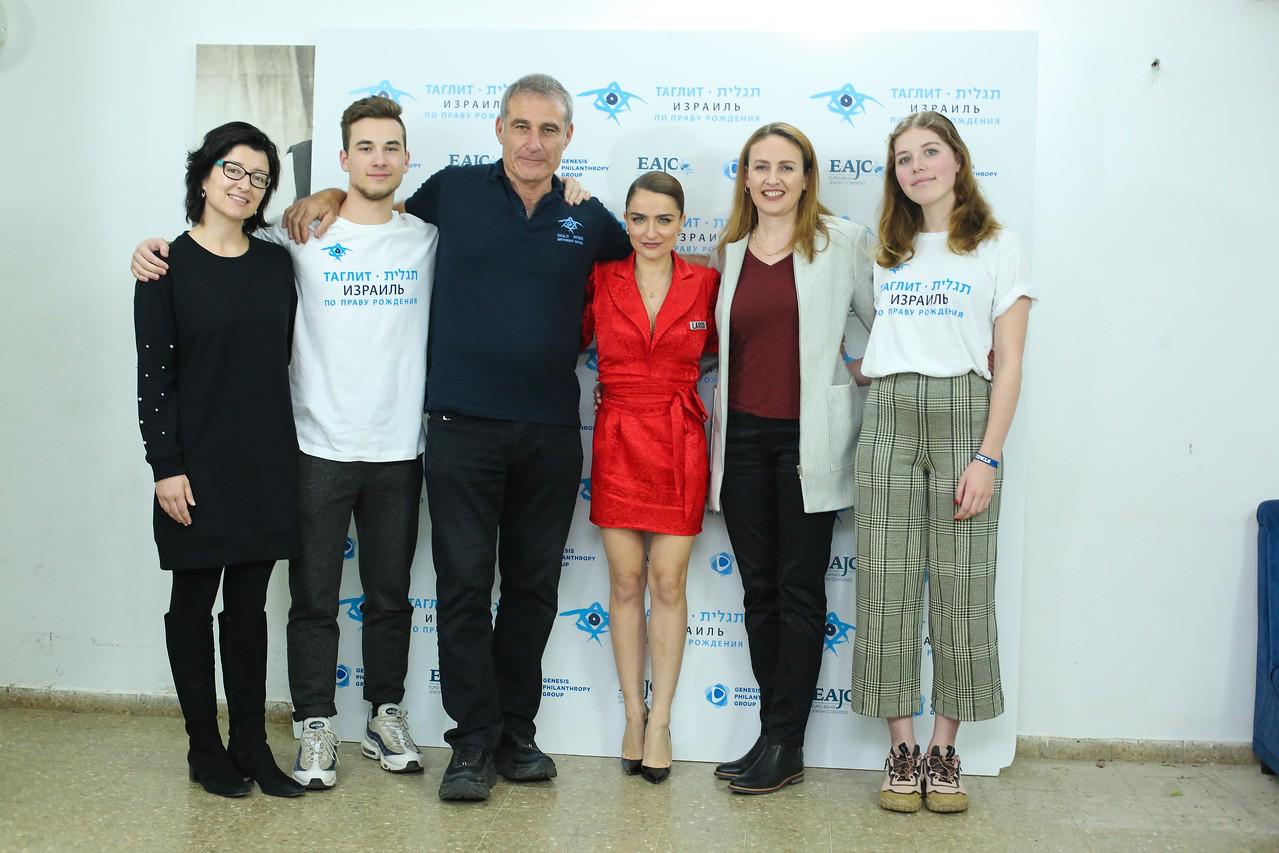 מנכ"ל תגלית גידי מרק עם אניה בוקשטיין ובוגרי תגלית. קרדיט: אסתר אברמוביץ'