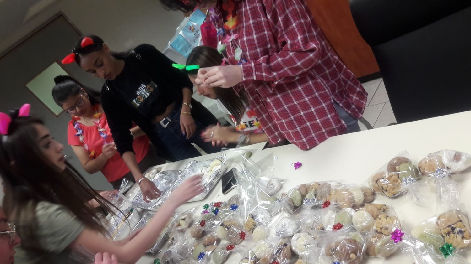 הבנות מכינות את משלוחי המנות. צילום פרטי