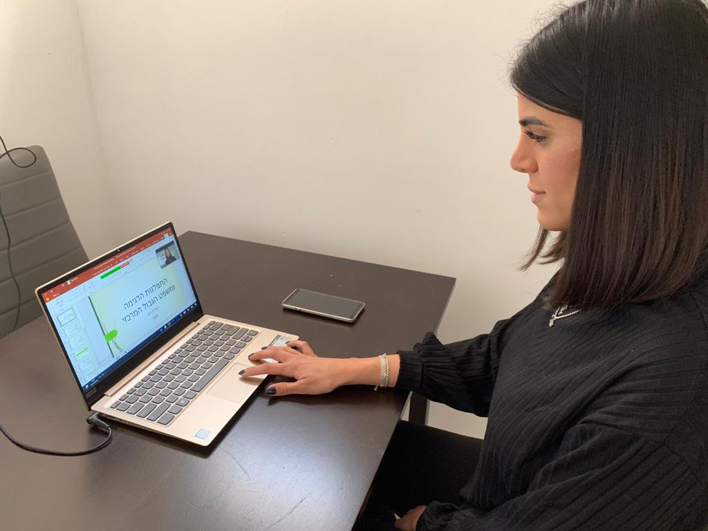 המרצה יערית רם, מעבירה את הקורס המקוון לשימושי המחשב בחוג לקרימנולוגיה. צילום: יח"צ