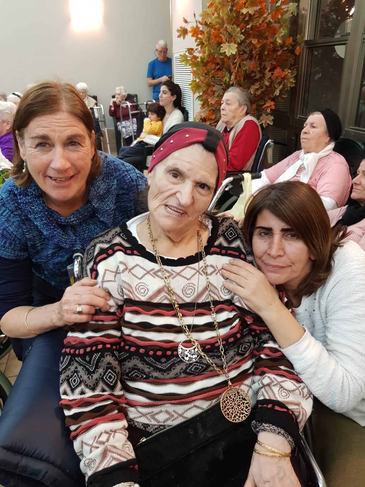 אעישה עם בנותיה מרסל וקרן. צילום פרטי