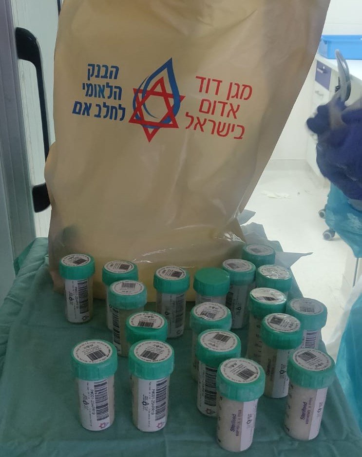 מנות חלב בטוחות בבנק הלאומי לחלב אם של מגן דוד אדום - צילום דוברות מד"א 