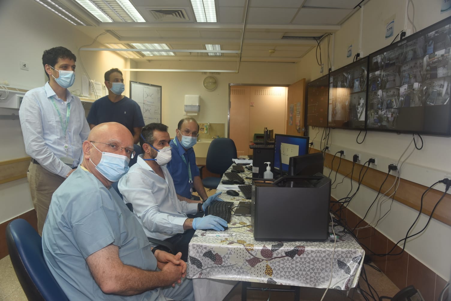 צוות התעשיה האווירית בהדגמה להנהלה סורוקה. צילום: דינה פרנקל, סורוקה