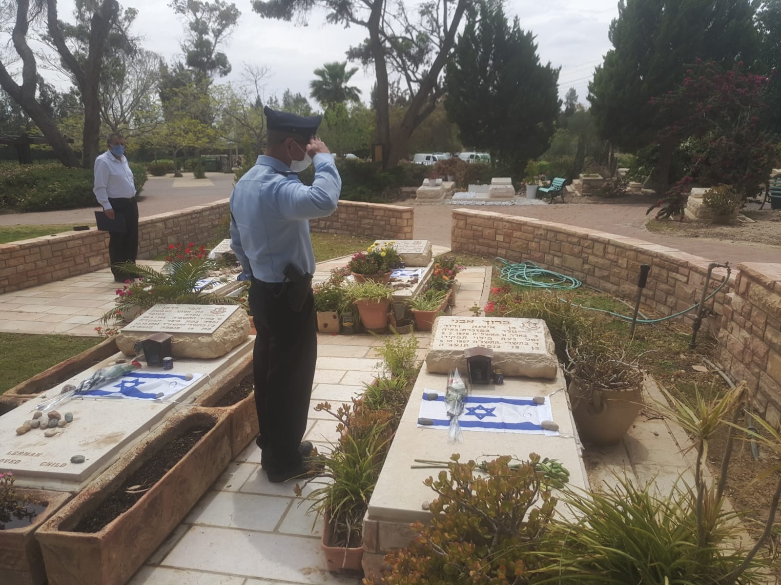 שוטרי תחנת עיירות בבית העלמין בעומר בטקס זיכרון עם ראש המועצה