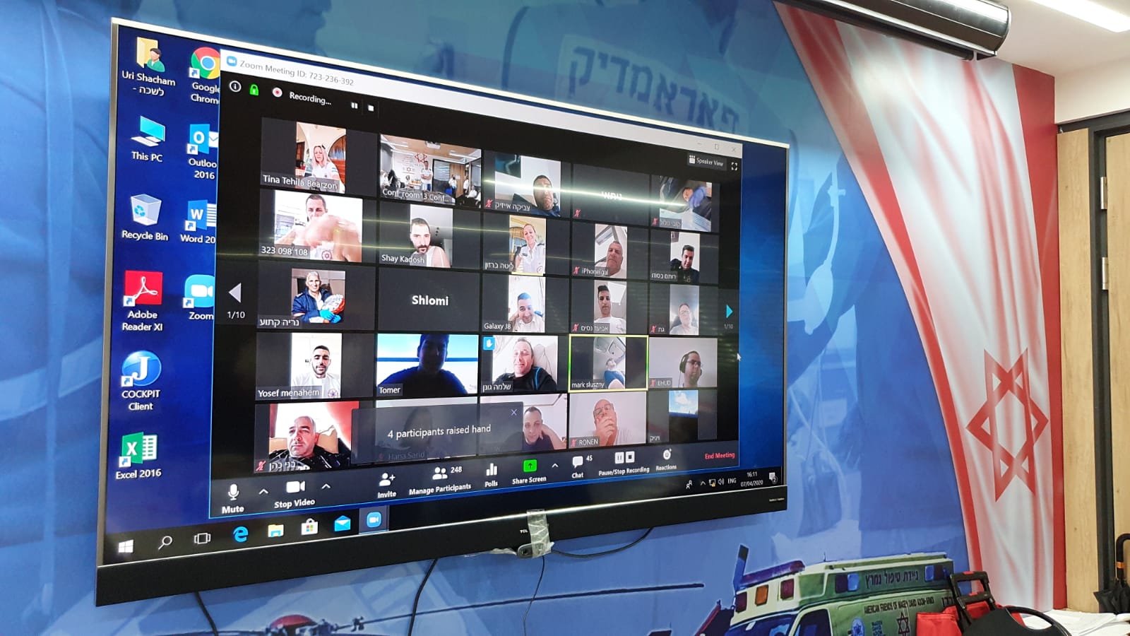 מרימים כוסית לכבוד החג במד"א צילום באדיבות מד"א