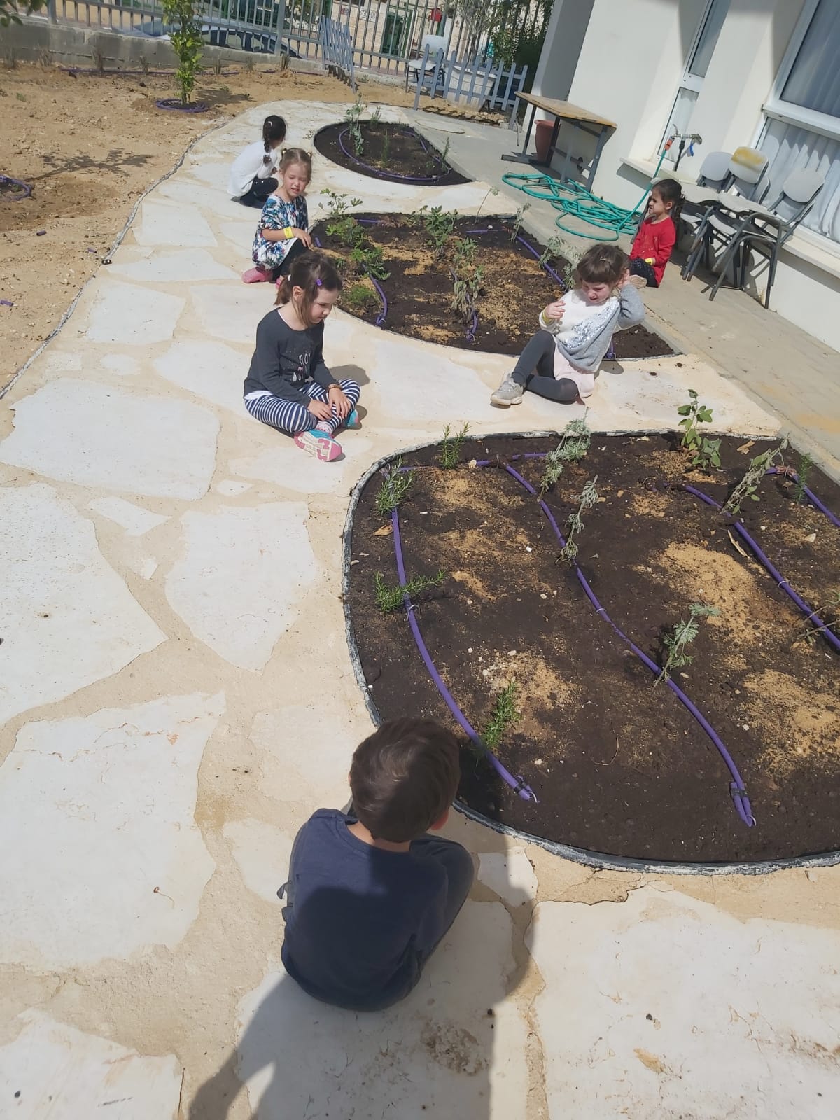 עבודה בגינה גן שבלול באר שבע. באדיבות משרד החינוך