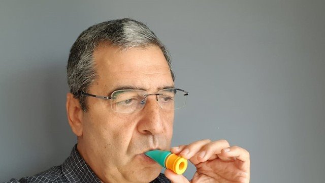 פרופ' גבי סרוסי עם המכשיר