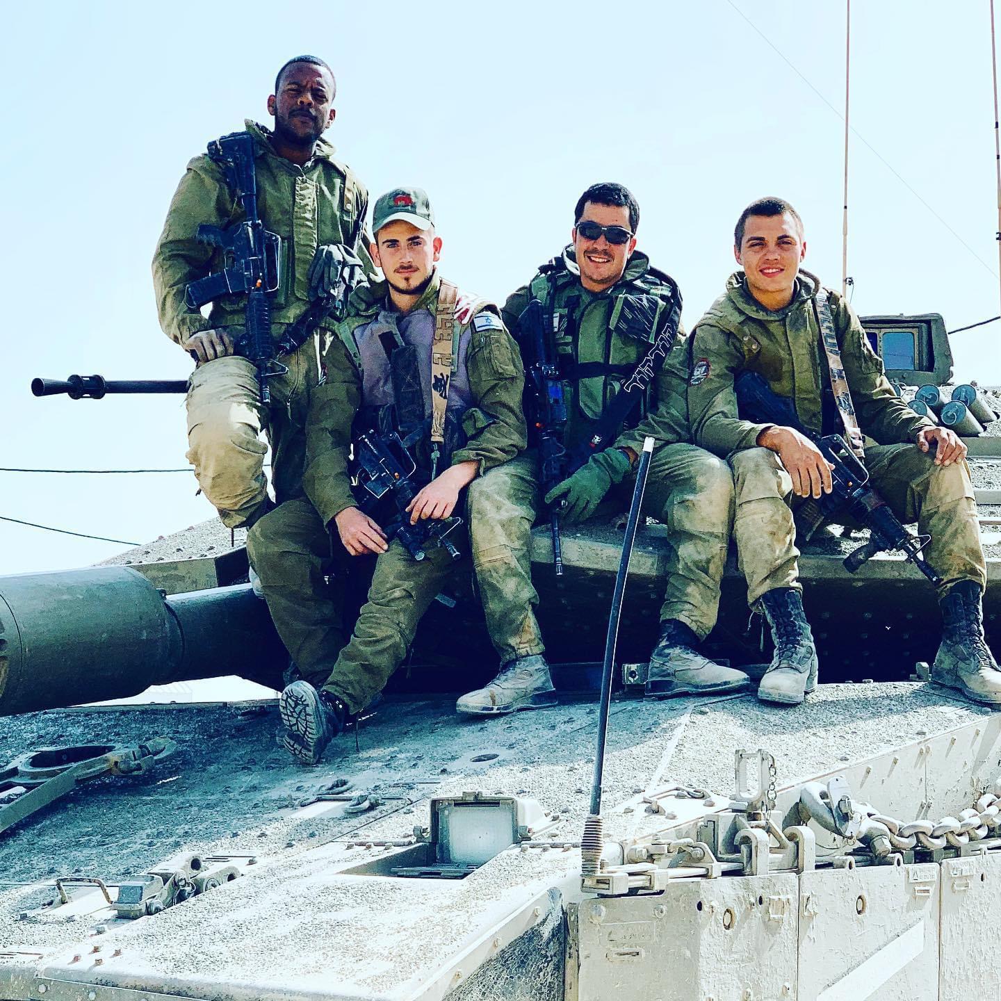 סרן גל רובין (שני מימין) וצוות הטנק שלו. קרדיט דובר צה"ל