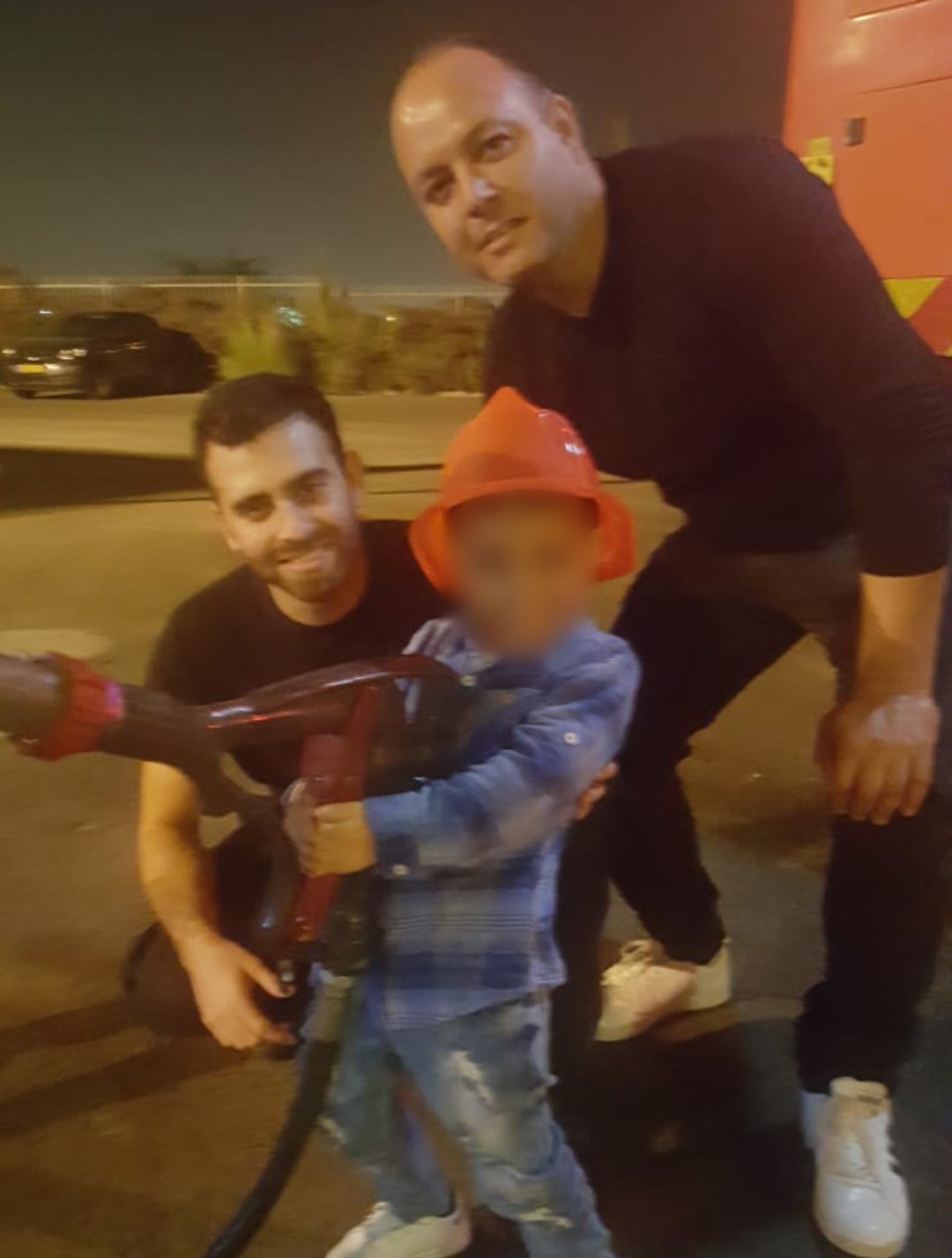 רונן אוחנה עם ילד שהגיע להתארח בתחנת ב"ש. קרדיט: תיעוד מבצעי כבאות והצלה נגב