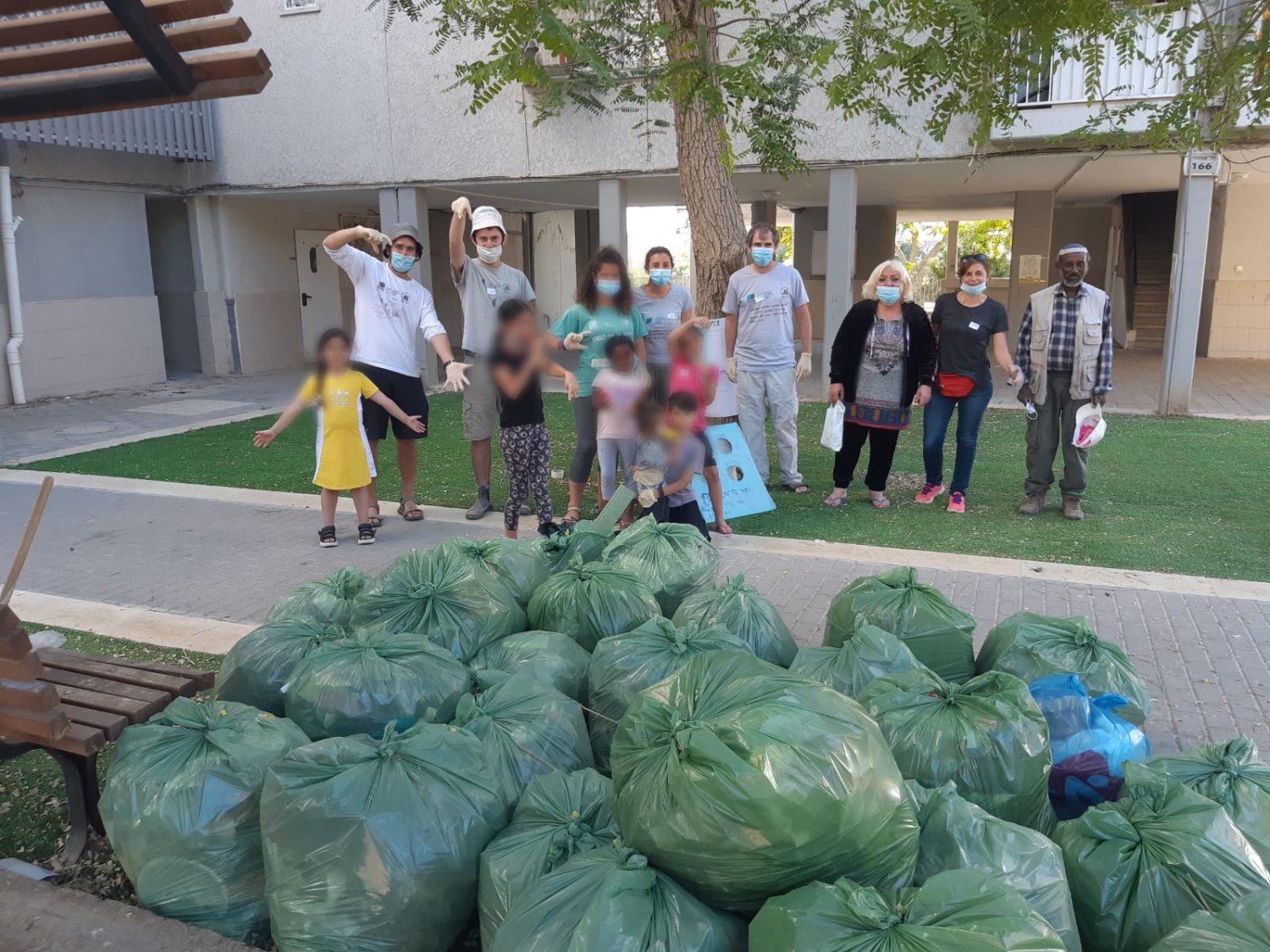 מנקים את שכונה ד'