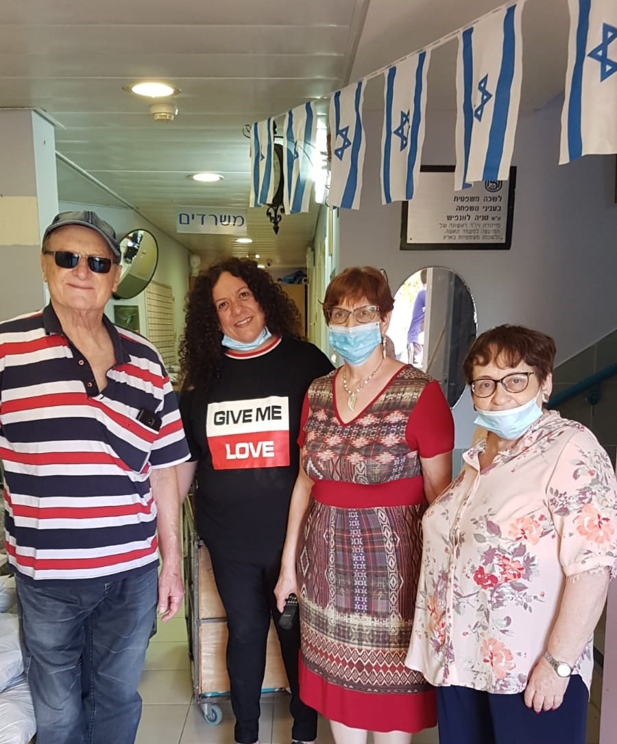 עו"ד מינה קלמן חדד חברת מועצת העיר ומתנדבת, קרולה צ'אושו יו"ר ויצו באר שבע, ועמיטל מנהלת הביגודית