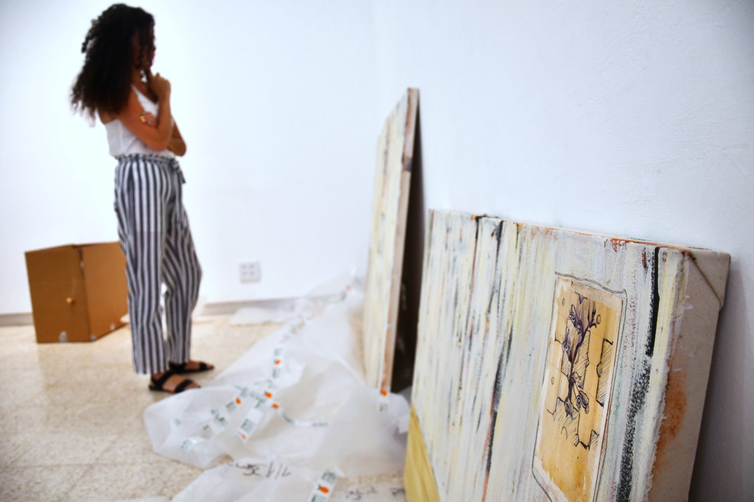 יצירות של יונתן הירשפלד לפני תלייתן בגלרית טרומפלדור. צילום: יולי שוורץ