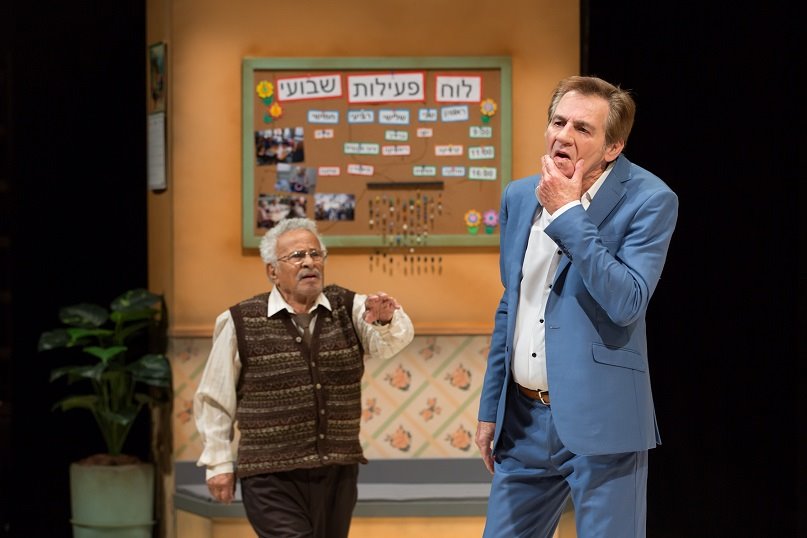 מוטי גלעדי וגבי עמרני בהצגה "לא משלנו". צילום: מעיין קאופמן