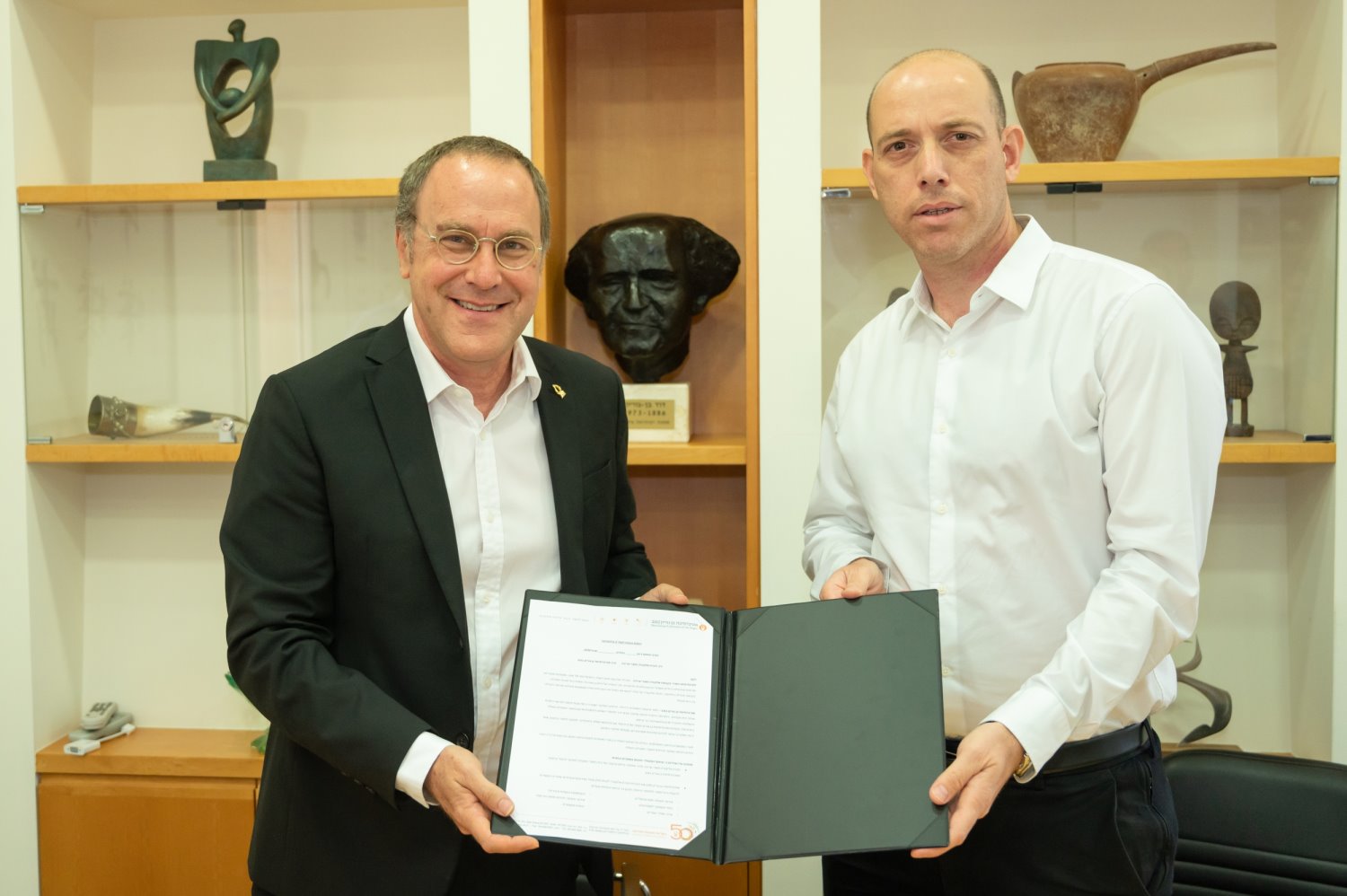 צביקה שווימר ופרופסור דניאל חיימוביץ בטקס החתימה על הסכם שיתוף הפעולה. קרדיט צלם דני מכליס