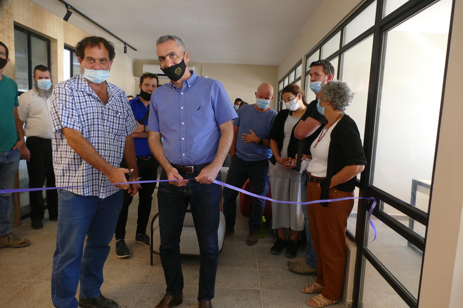 צילום: גליה טל אריאל משעל מימין ומשמאל ראש המועצה ערבה תיכונה