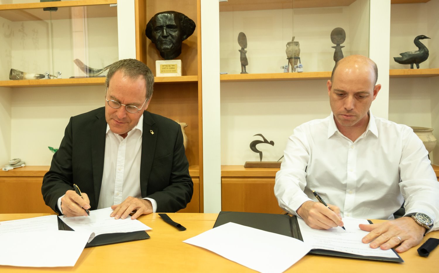 צביקה שווימר ופרופסור דניאל חיימוביץ בטקס החתימה על הסכם שיתוף הפעולה. קרדיט צלם דני מכליס