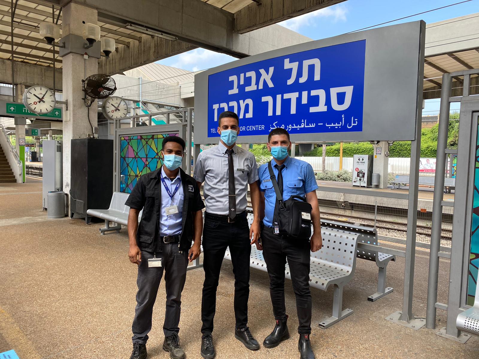 הצוות שסייע לאם וילדיה צילום רכבת ישראל 