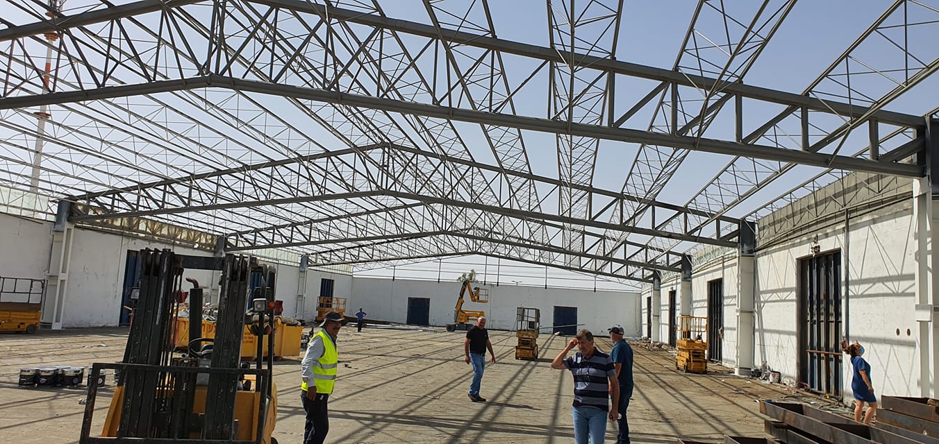 הרכבת גגות סולארים על גג החברה הכלכלית צילום באדיבות עיריית ערד