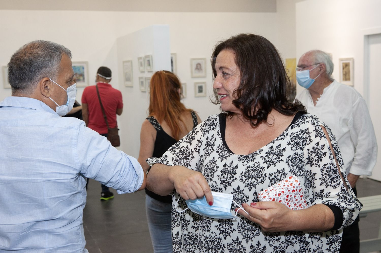 בתמונה פרידה שדה והאומן יובל שאול בפתיחת התערוכה צילום יוכב ונונו הומא