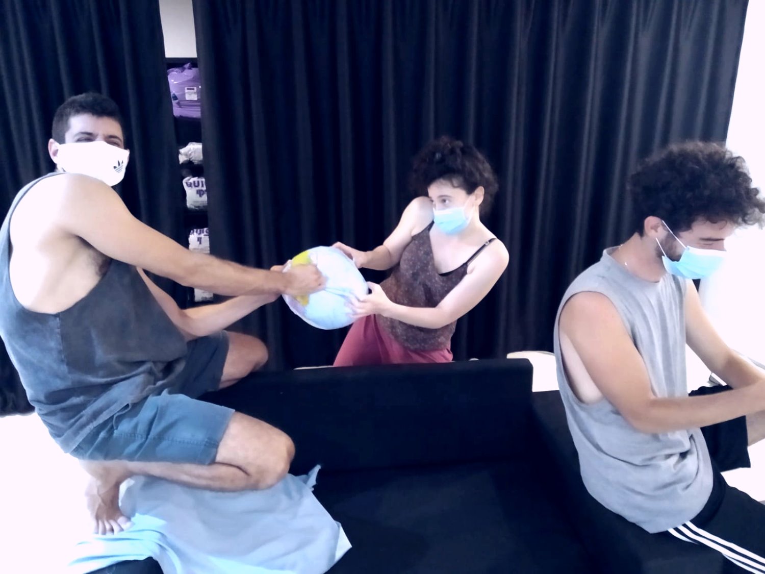 חזרות להצגה "כלב חתול ואיש"- הצגה לילדי גן עד א' על פי ספר של יוסי אבולעפיה. צילום אריאל יונה