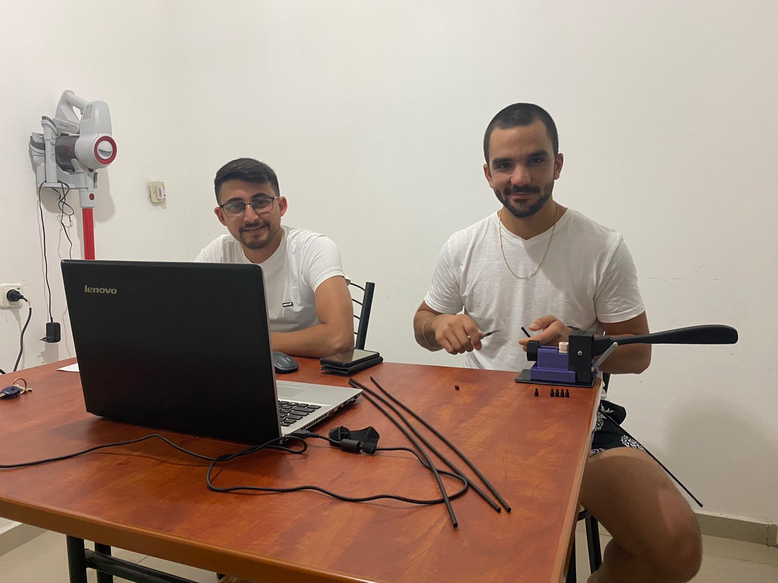 הסטודנטים עובדים על המכשיר | צילום: ספיר דרעי 